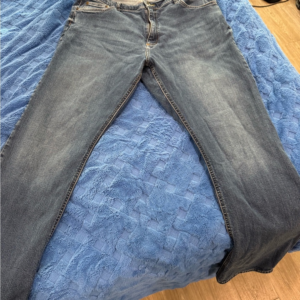 Men’s wrangler 38 x 32 jeans relaxed boot cut - washed